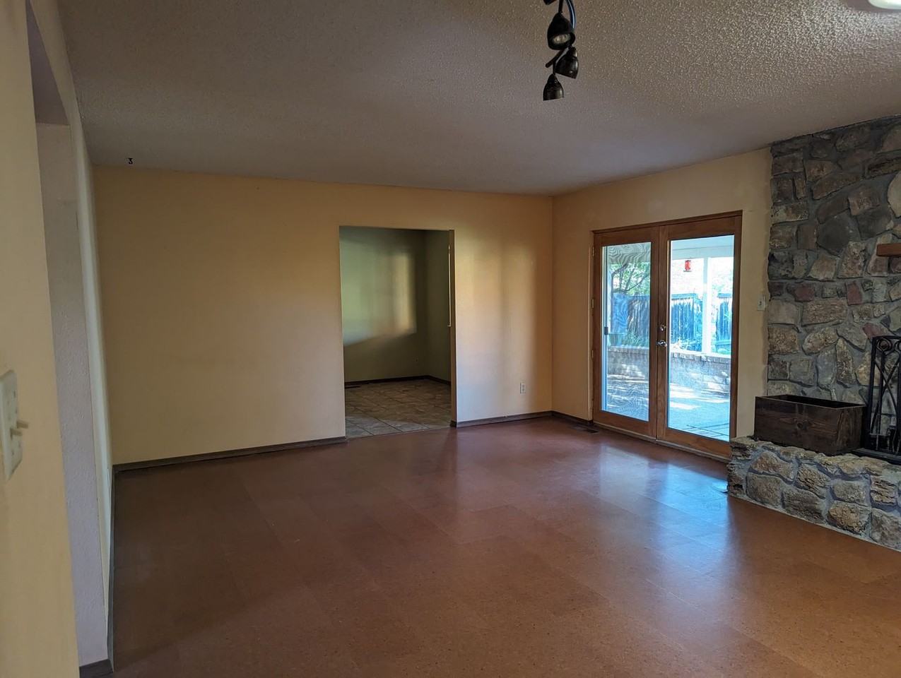 315 W 11th St - Photo 2 of 6