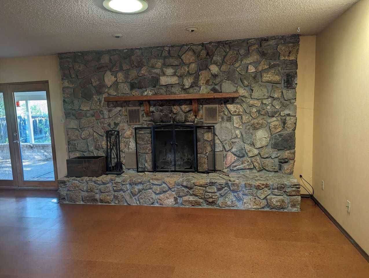 315 W 11th St - Photo 3 of 6