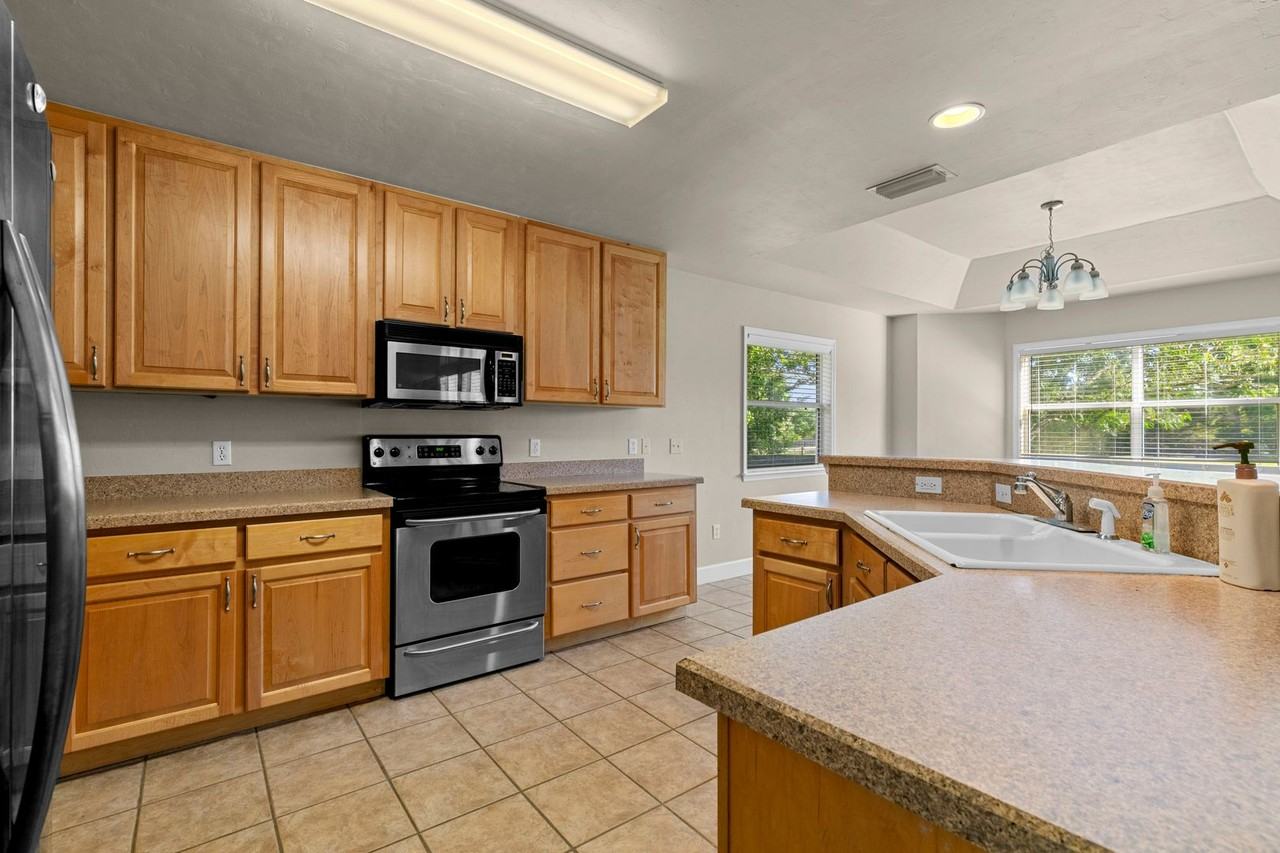 9842 Sw 98th Ave - Photo 3 of 22