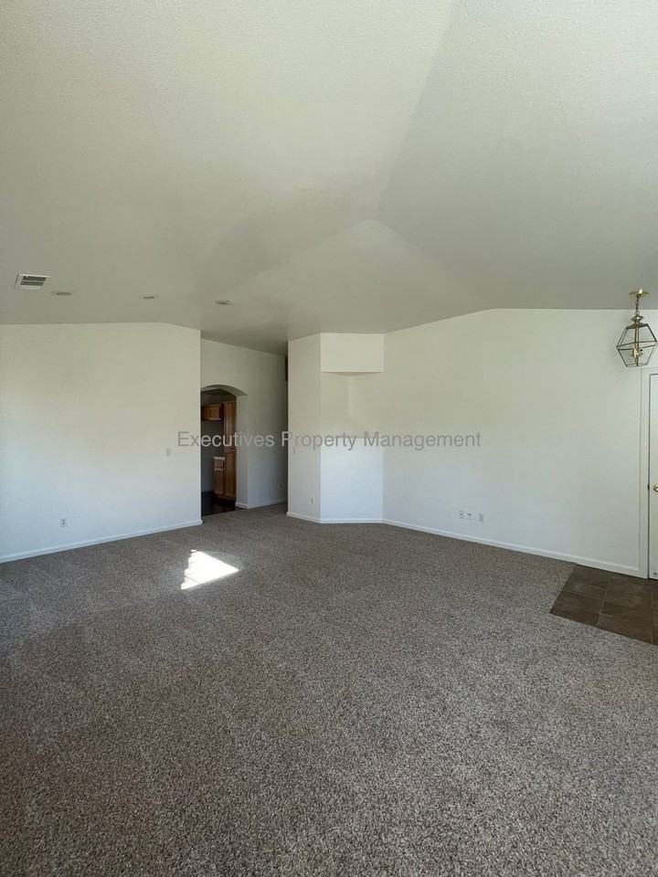 1449 Quiet Ct - Photo 3 of 23