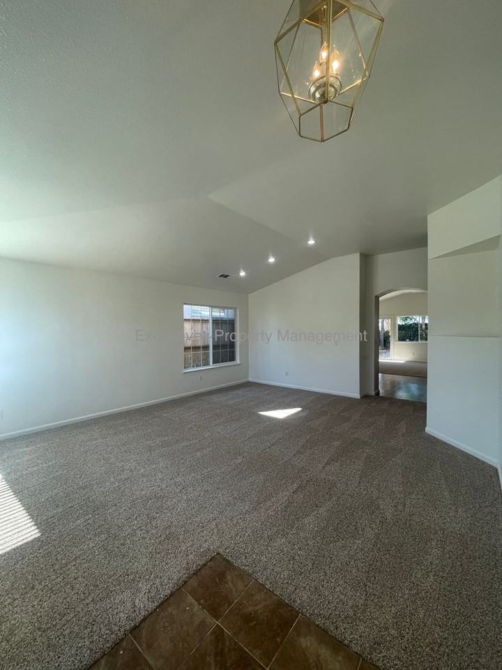 1449 Quiet Ct - Photo 4 of 23