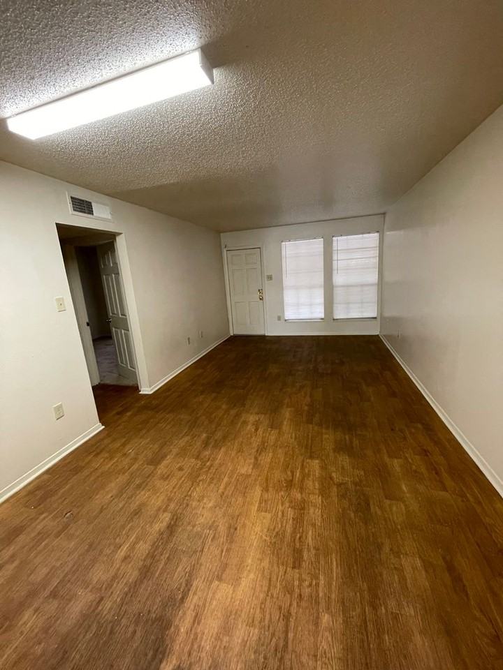 9228 Florida Blvd - Photo 3 of 38