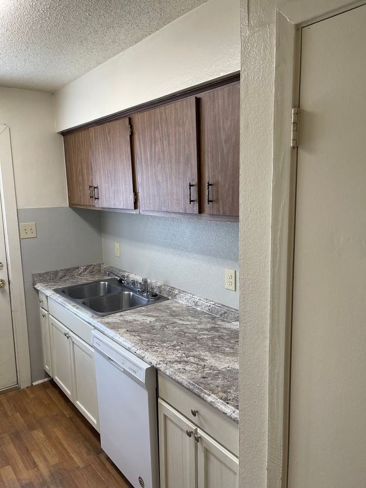 9228 Florida Blvd - Photo 5 of 38