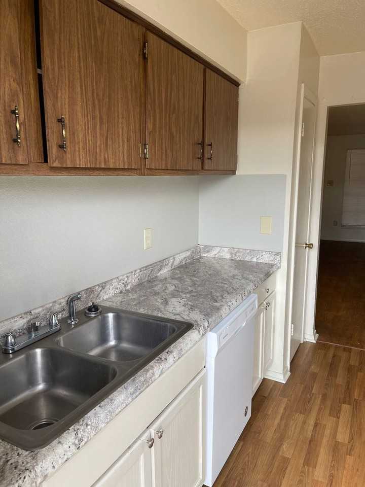 9228 Florida Blvd - Photo 7 of 38