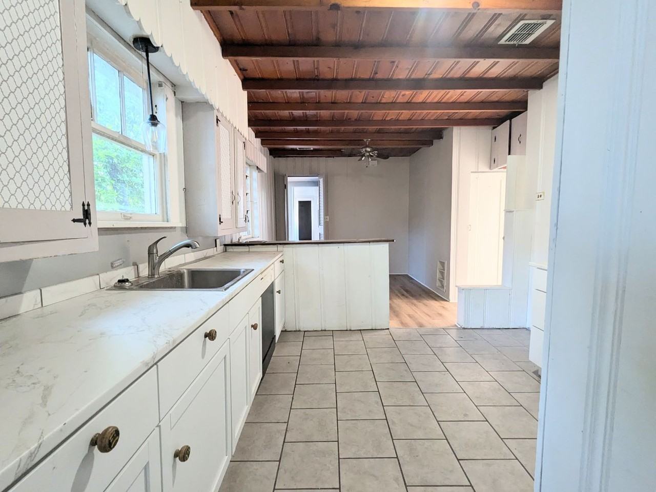 1916 Laurel St - Photo 7 of 11