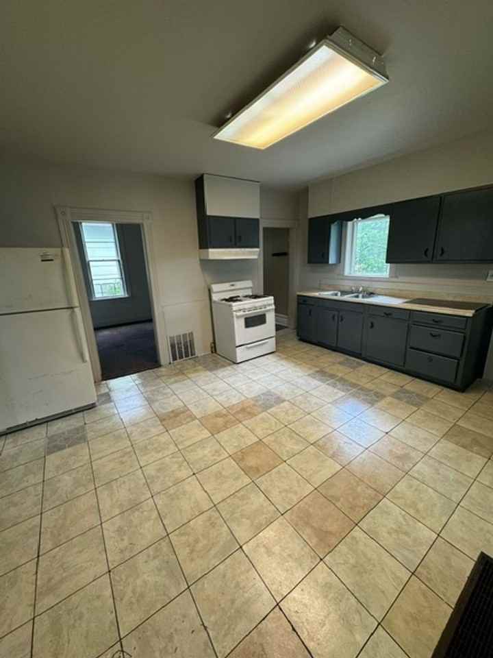 1112 Elm St - Photo 3 of 7