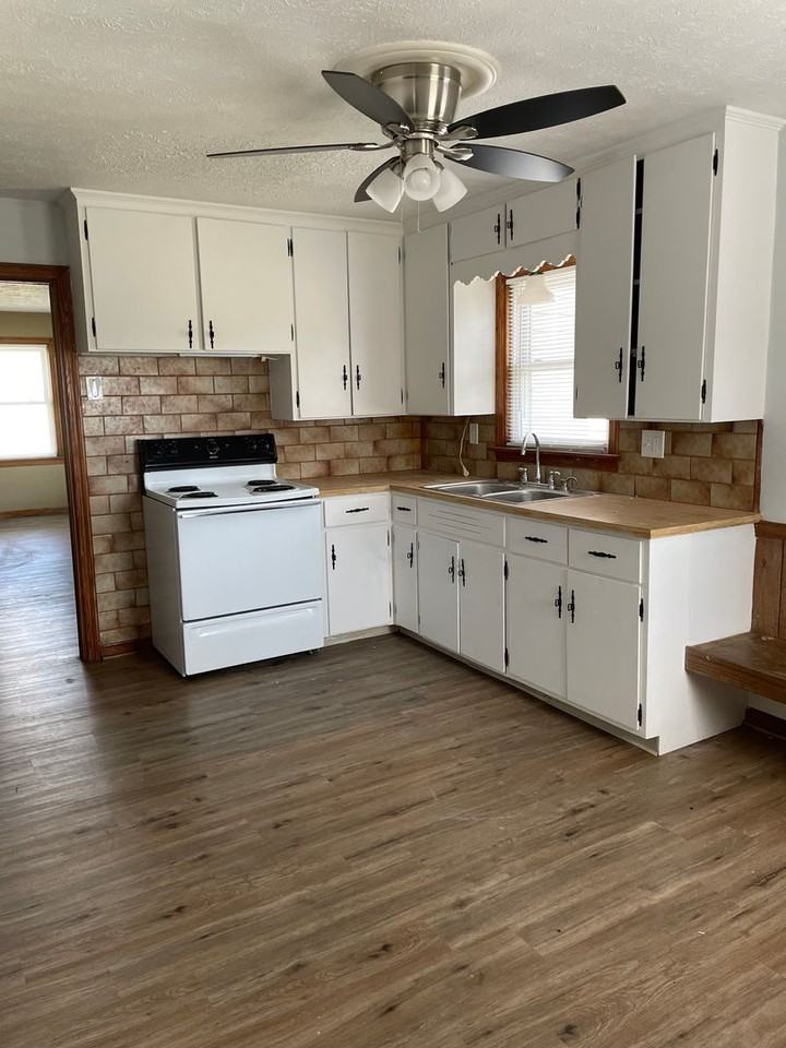 518 W Maple St - Photo 2 of 13