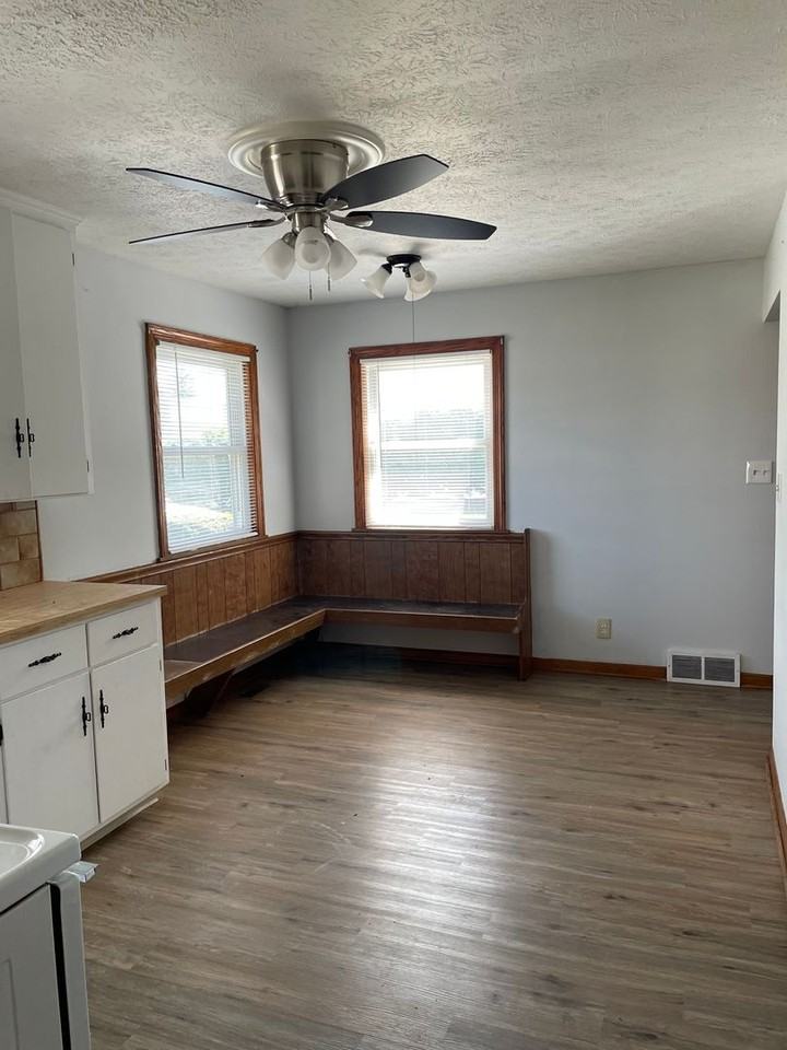 518 W Maple St - Photo 3 of 13