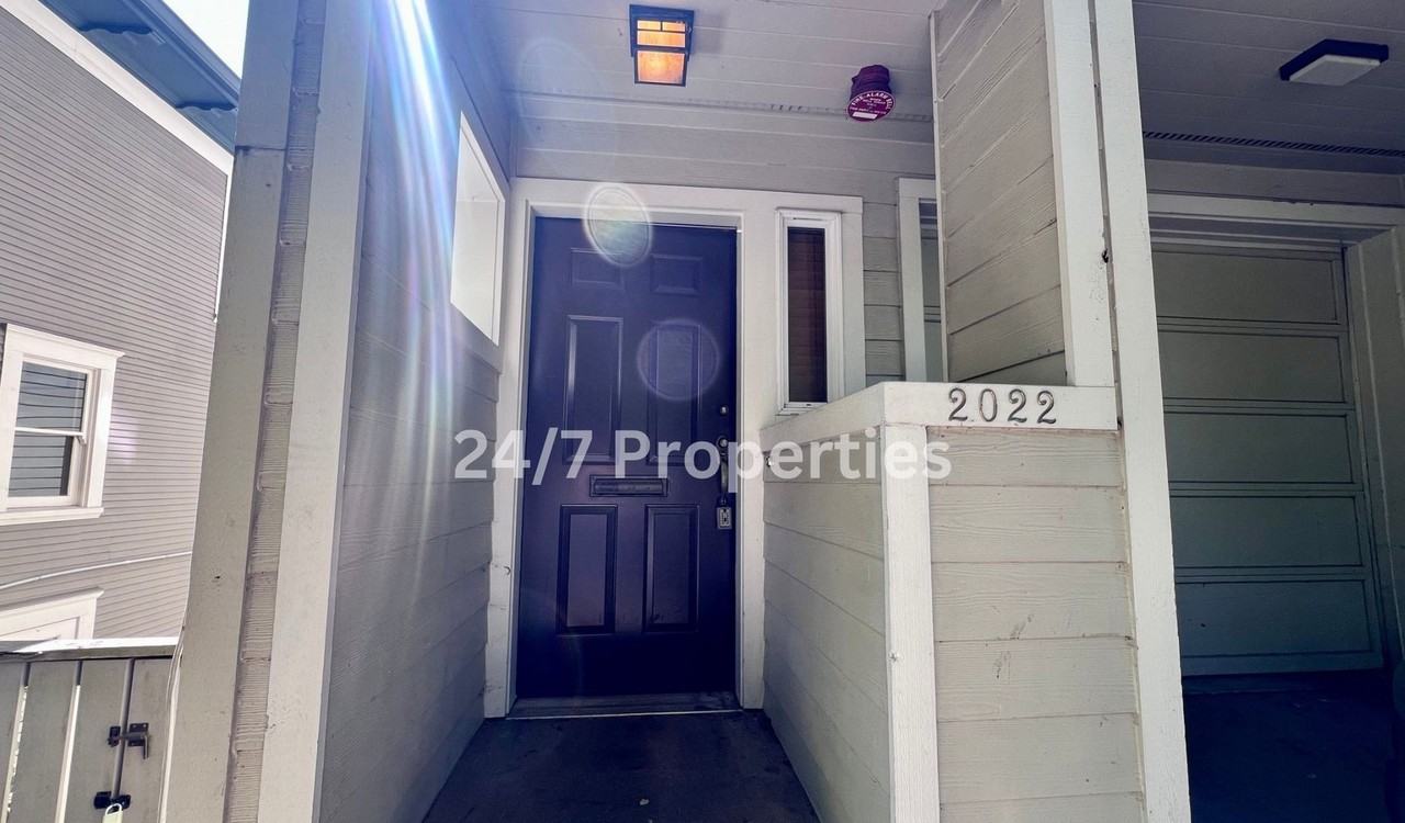 2022 Sw Madison St - Photo 3 of 43