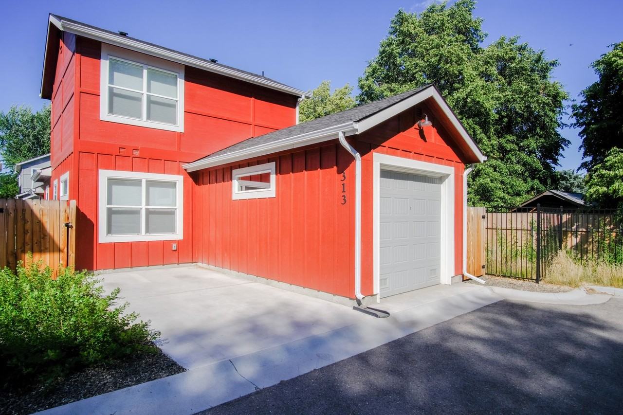 313 E 40th St - Photo 3 of 18