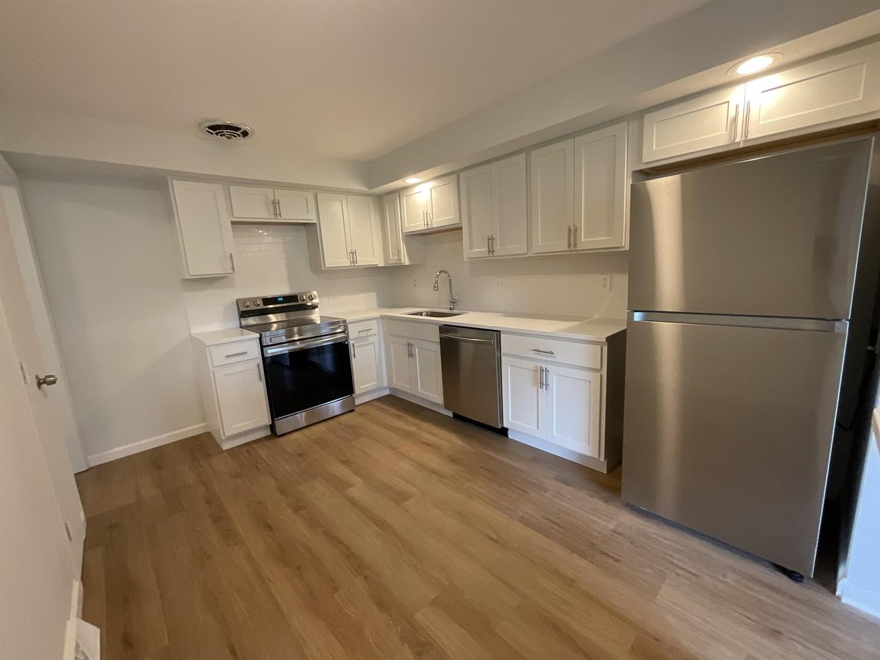 Forest Hill Manor - Photo 3 of 11