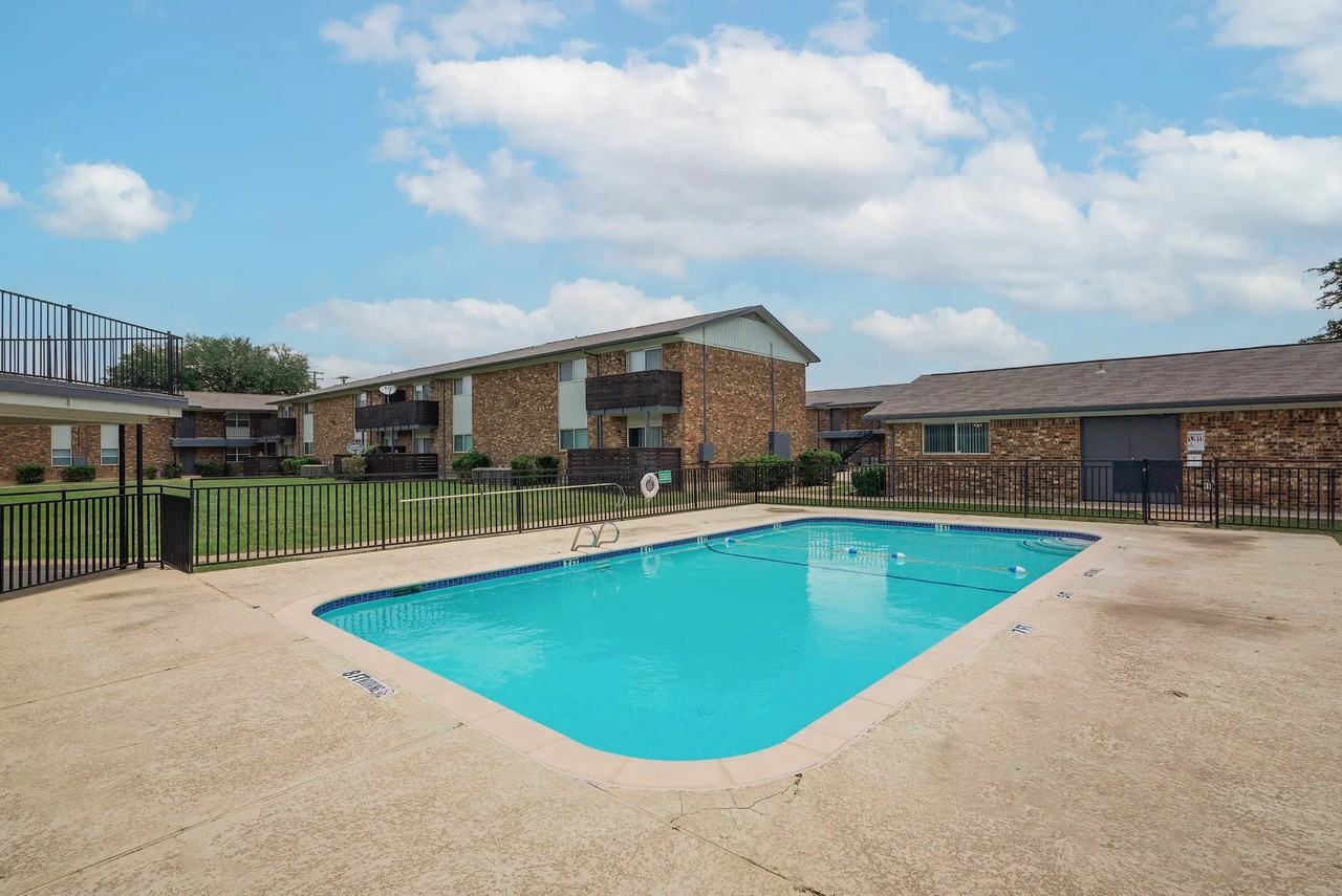 Country Club Apartments - Photo 2 of 29