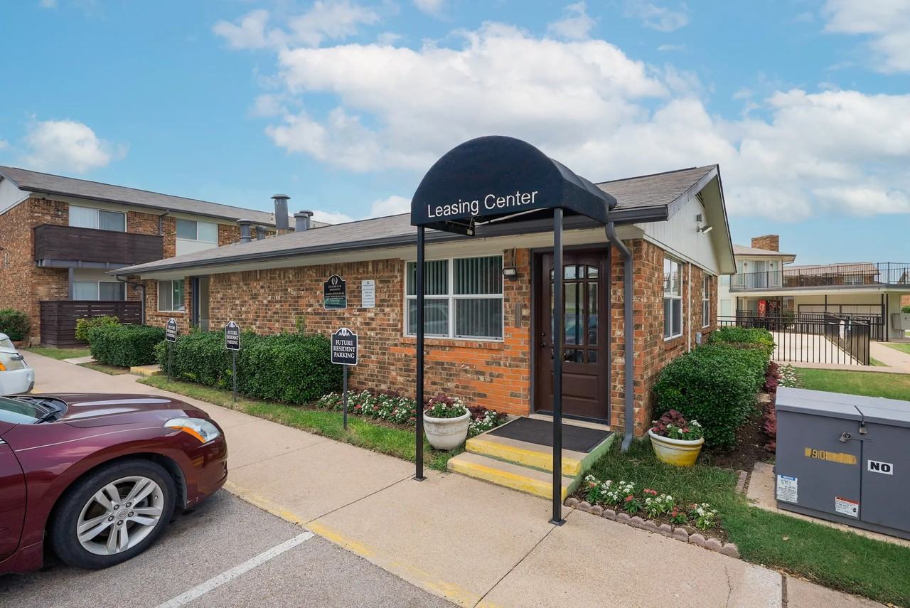 Country Club Apartments - Photo 5 of 29