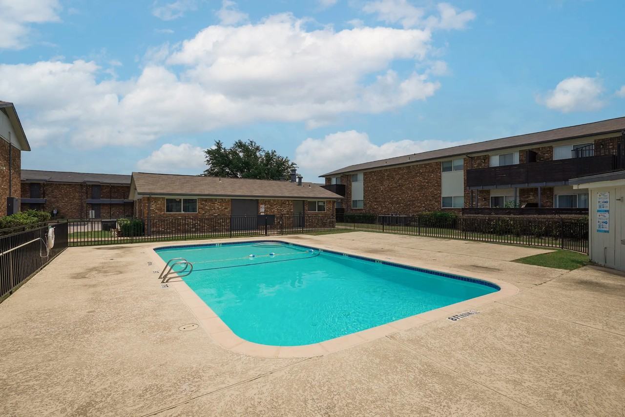 Country Club Apartments - Photo 7 of 29