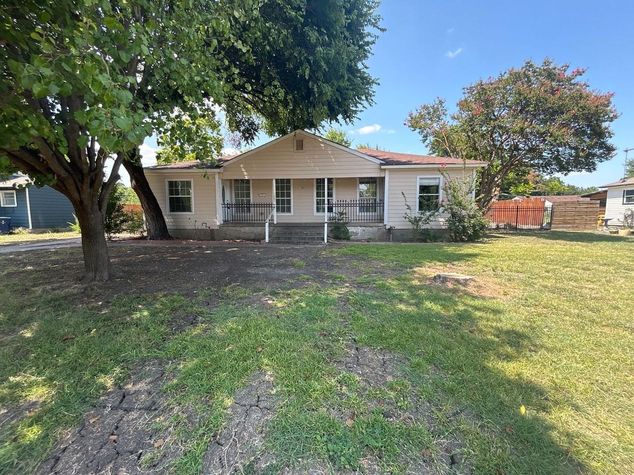 1531 Maple Dr - Photo 2 of 23