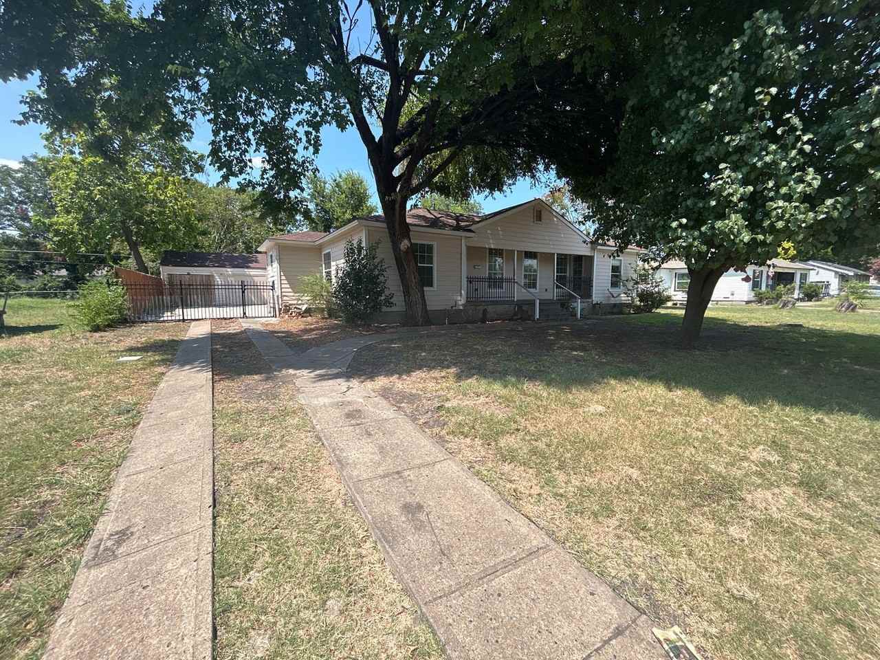 1531 Maple Dr - Photo 3 of 23