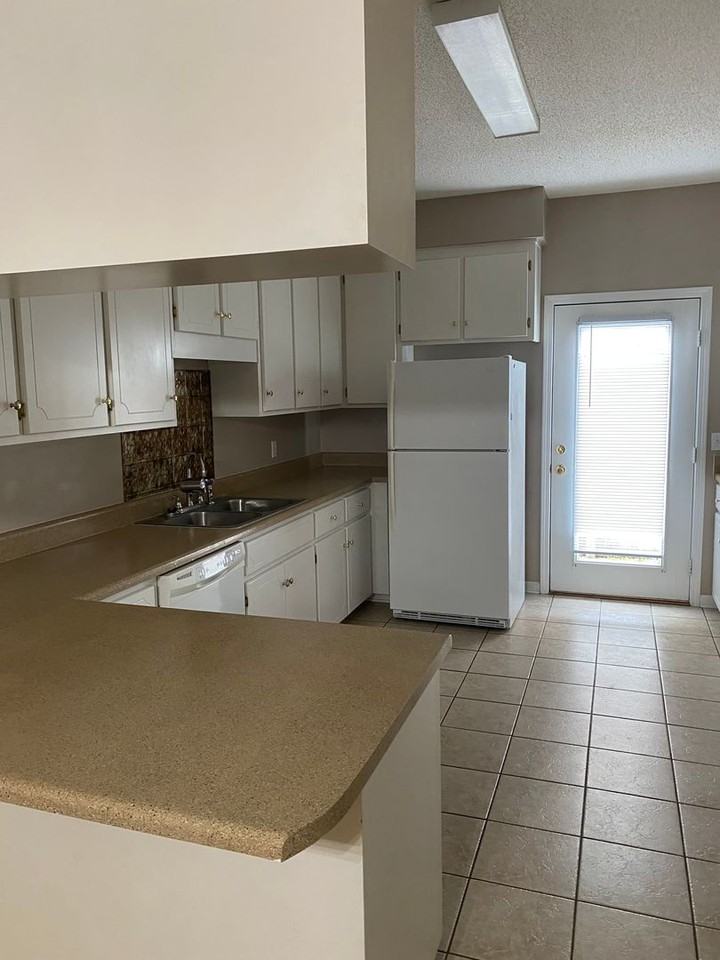 115 Woodmere Dr - Photo 2 of 12