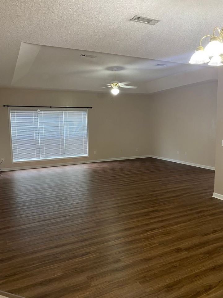 115 Woodmere Dr - Photo 4 of 12