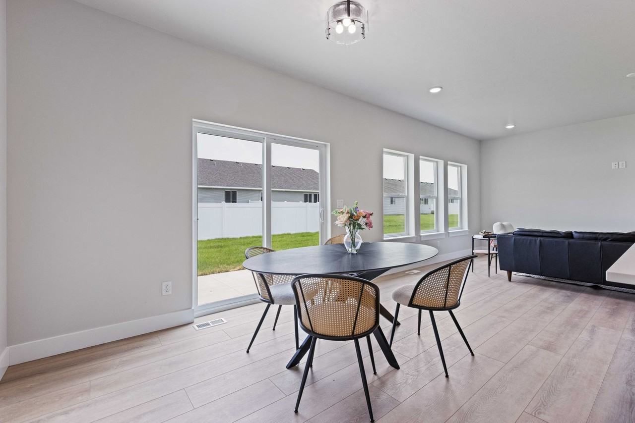 569 S Idaho Ave - Photo 3 of 44