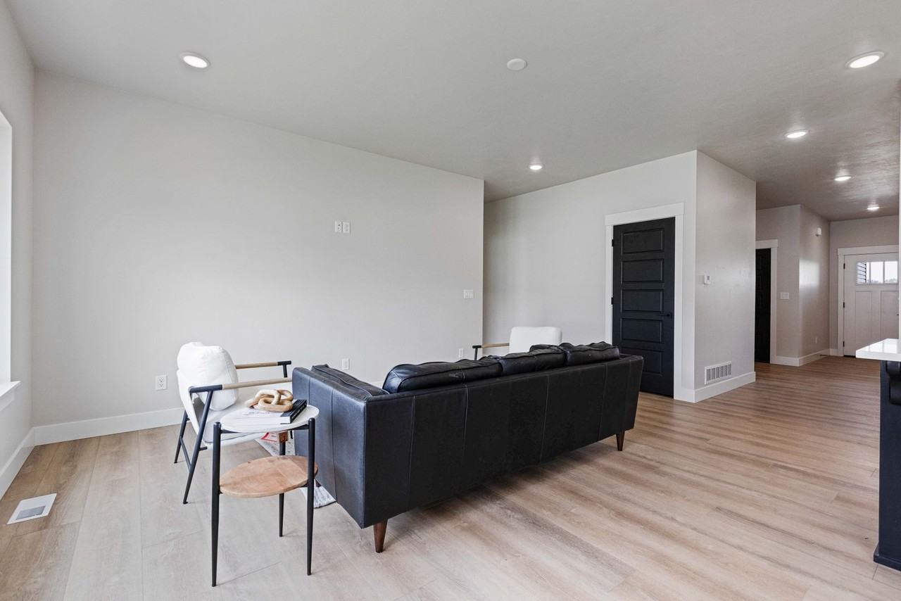 569 S Idaho Ave - Photo 4 of 44
