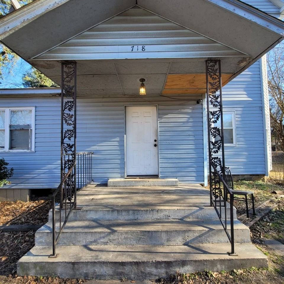 718 N 18TH ST - Photo 2 of 30