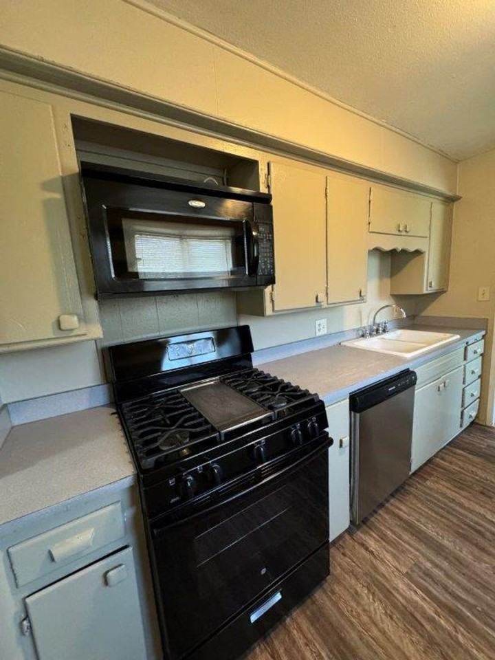 924 Nw 24th St - Photo 3 of 15