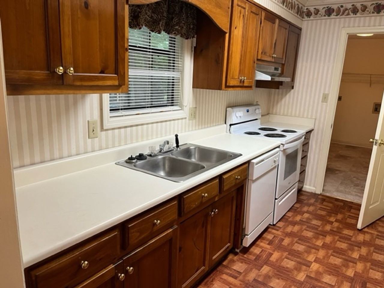 2301 Gornto Rd - Photo 5 of 12