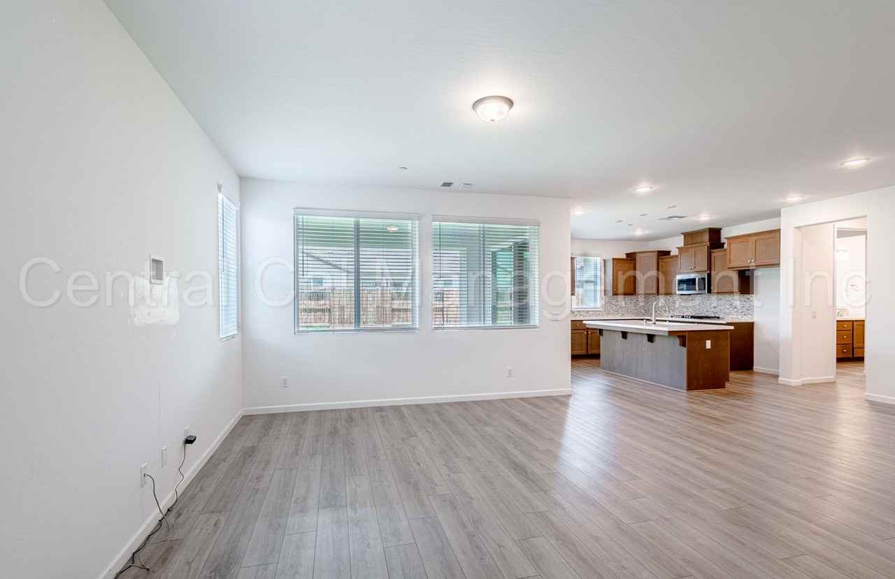 15810 Cole Brook Ct - Photo 4 of 37