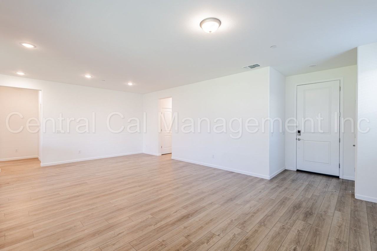 15810 Cole Brook Ct - Photo 5 of 37