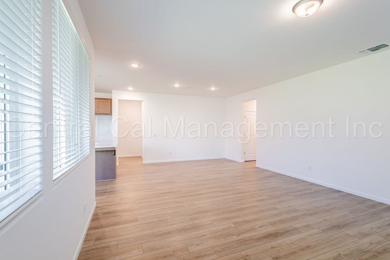 15810 Cole Brook Ct - Photo 6 of 37