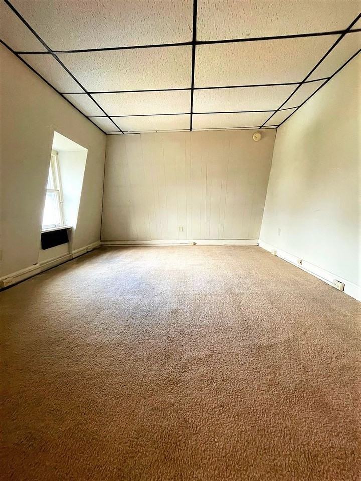 219 W Water St - Photo 4 of 11