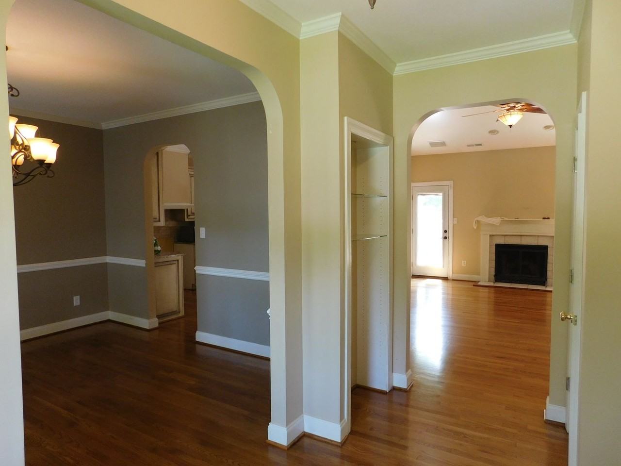 300 Taliaferro Ln - Photo 7 of 50