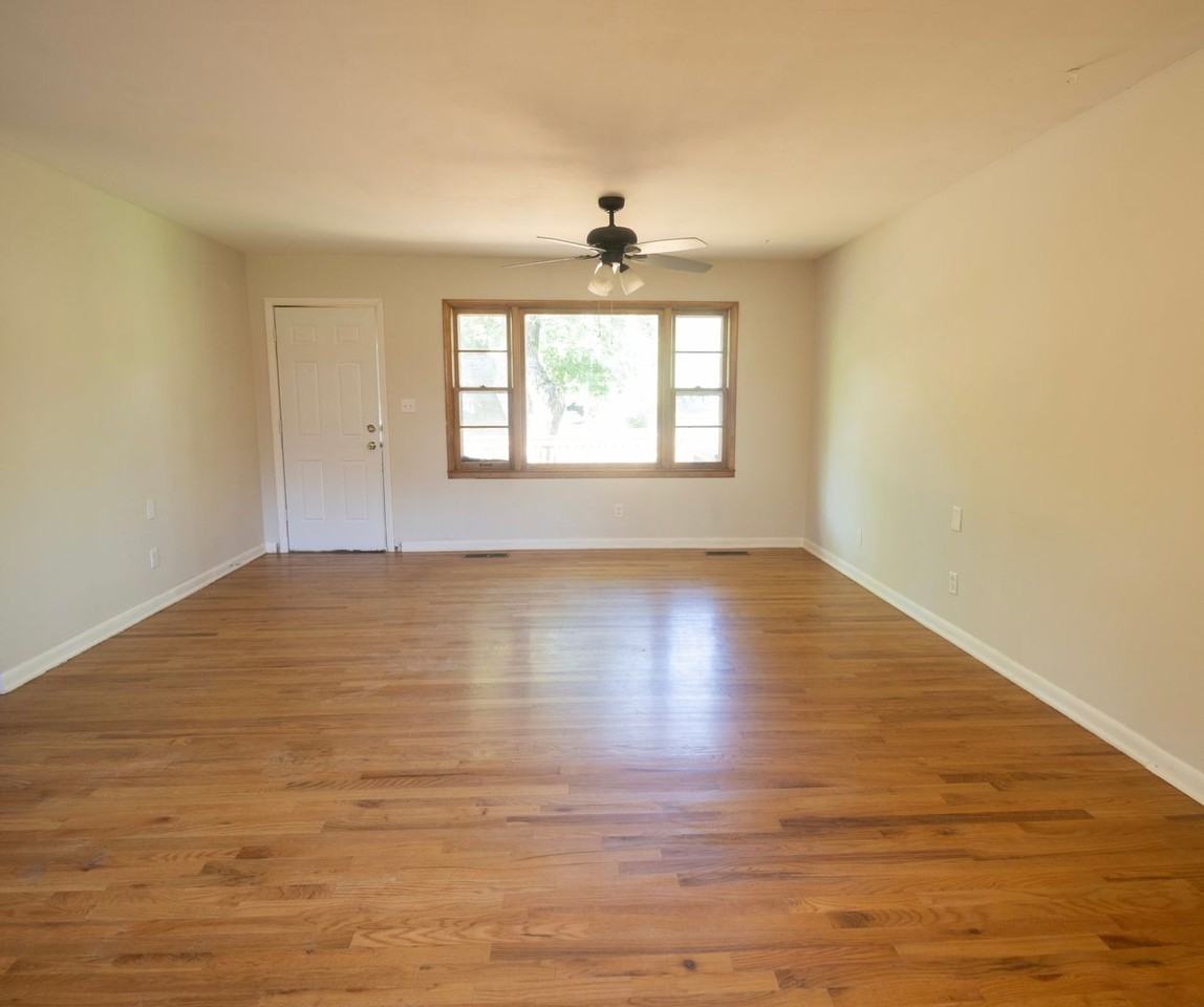 2501 Brookside Ct - Photo 2 of 14