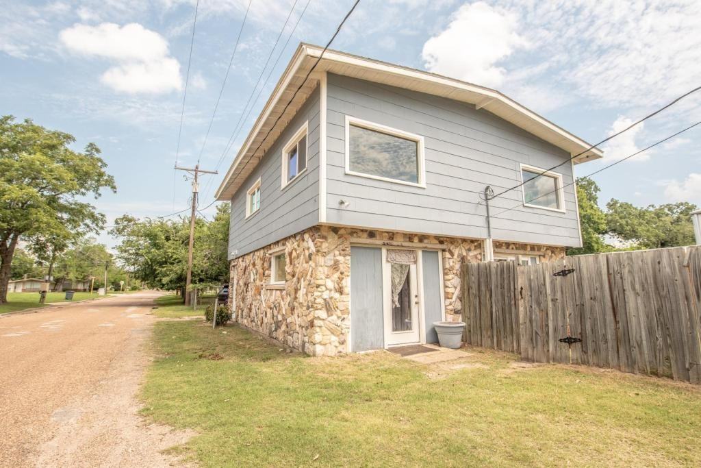 632 Avenue E - Photo 2 of 16