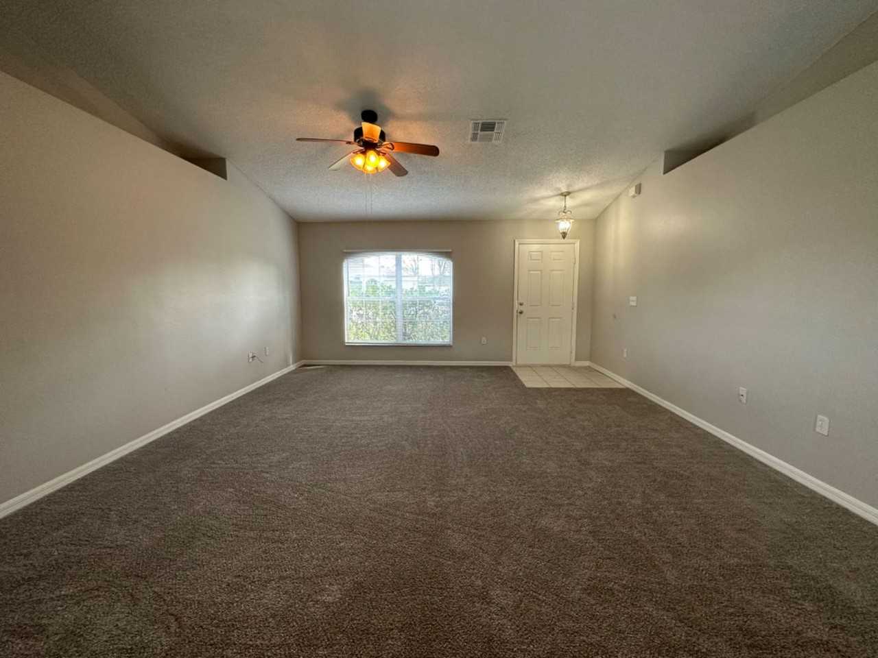 625 Llama Dr - Photo 4 of 29