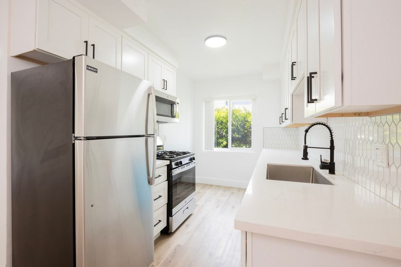 904 N Sierra Bonita LLC - Photo 5 of 45