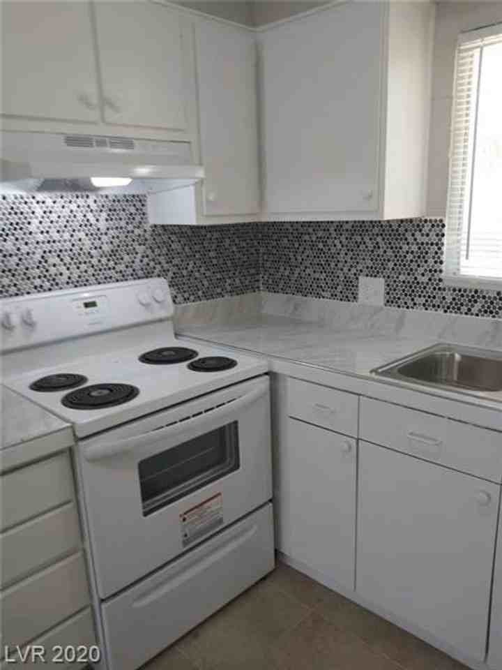 1909 Alwill St - Photo 3 of 8