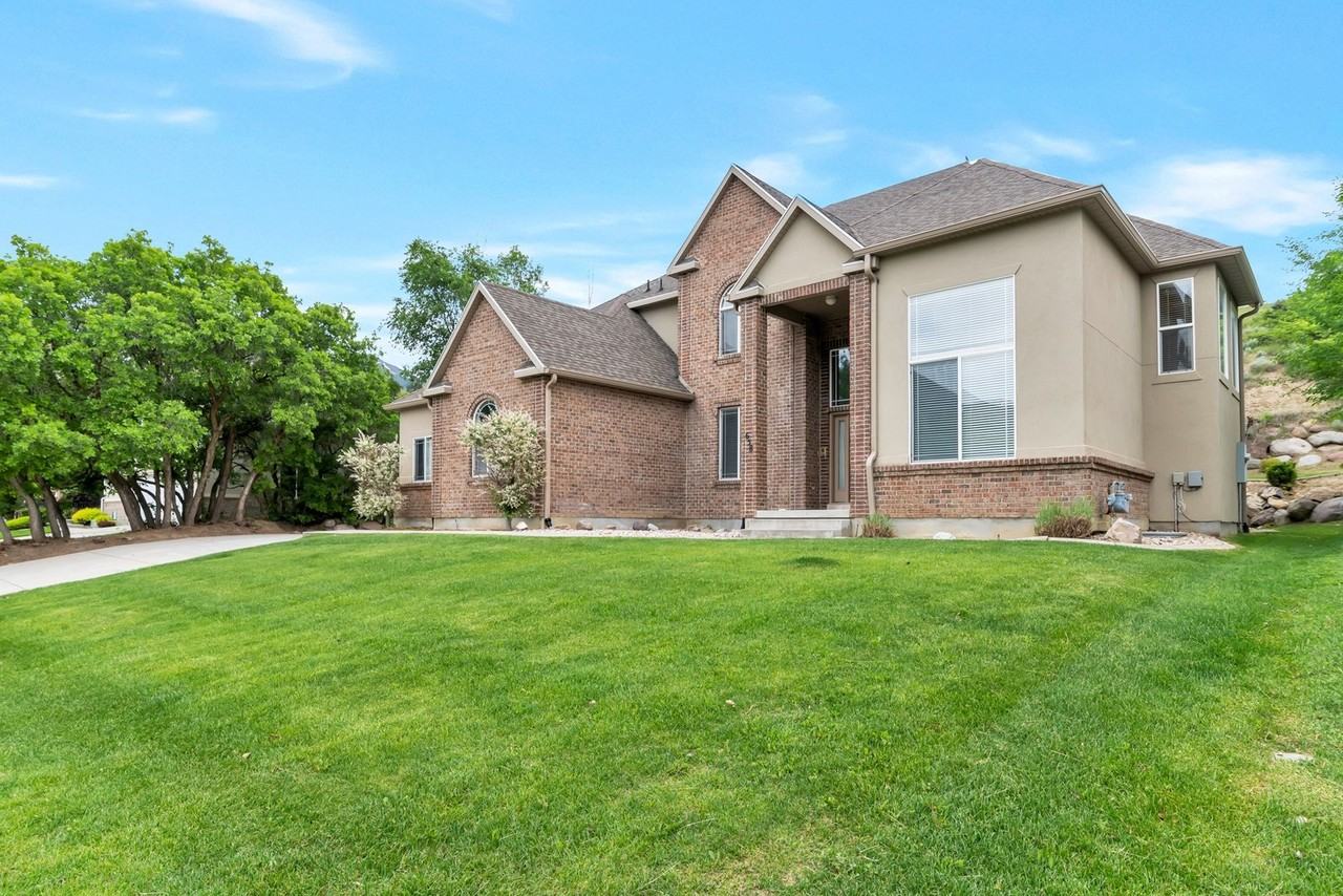 658 E High Ridge Ln - Photo 2 of 26