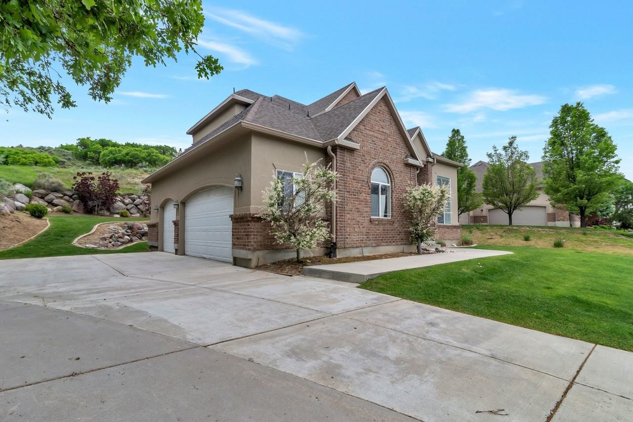 658 E High Ridge Ln - Photo 3 of 26