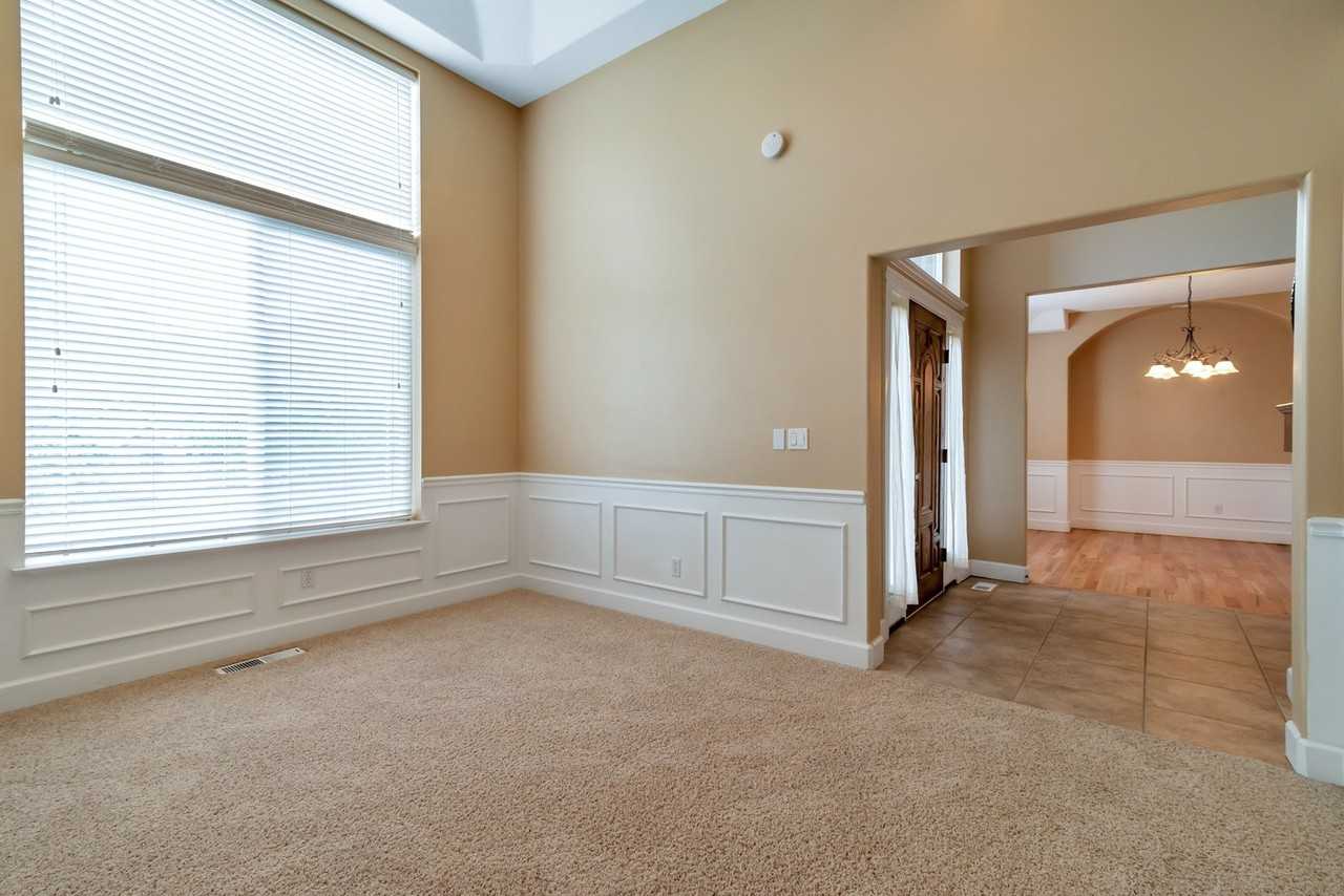 658 E High Ridge Ln - Photo 6 of 26