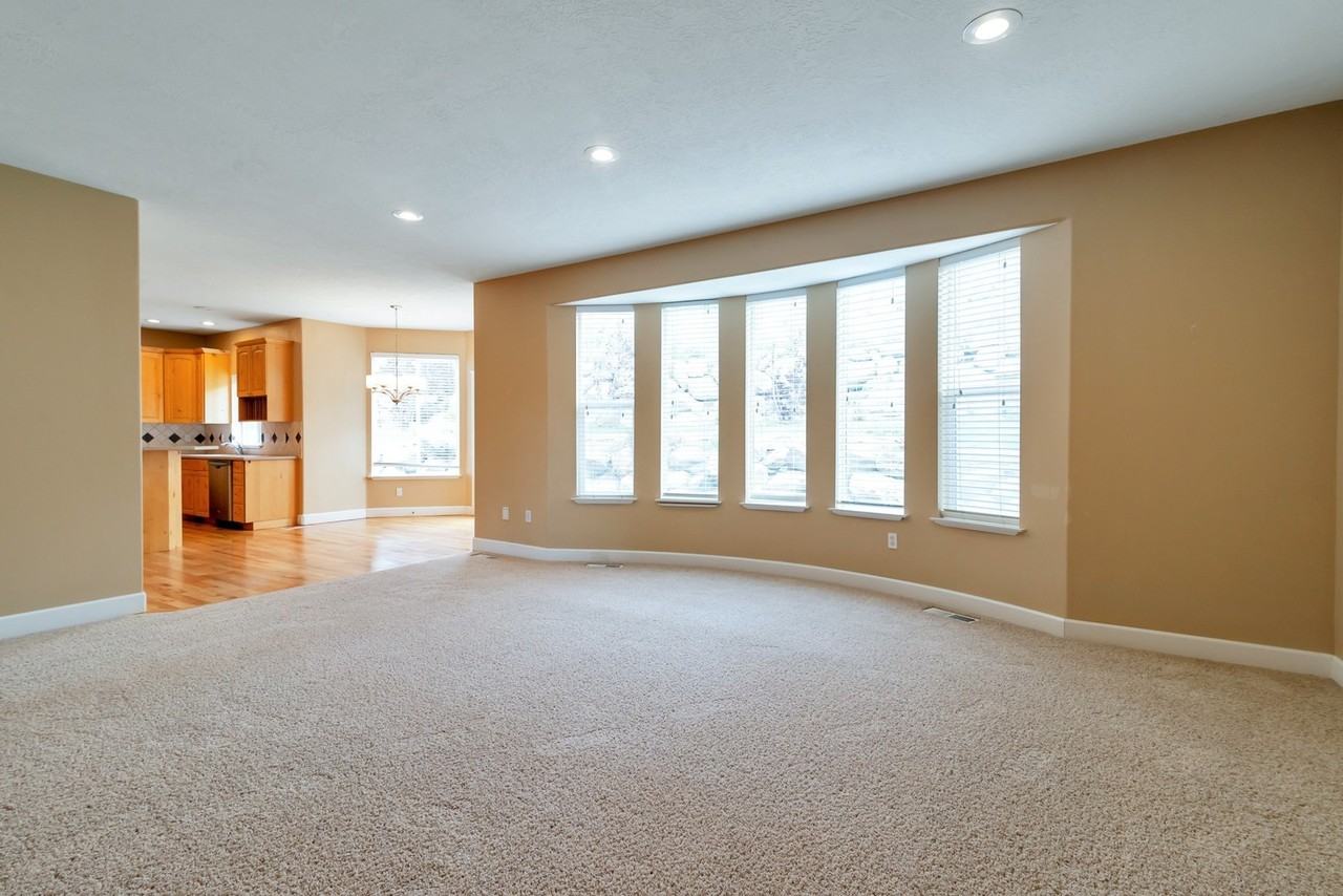 658 E High Ridge Ln - Photo 7 of 26