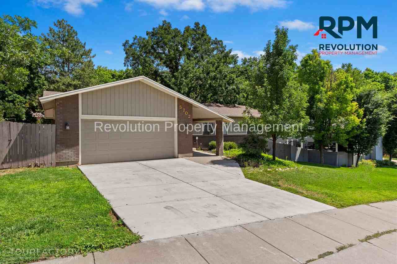 5702 Maplewood Dr - Photo 2 of 25
