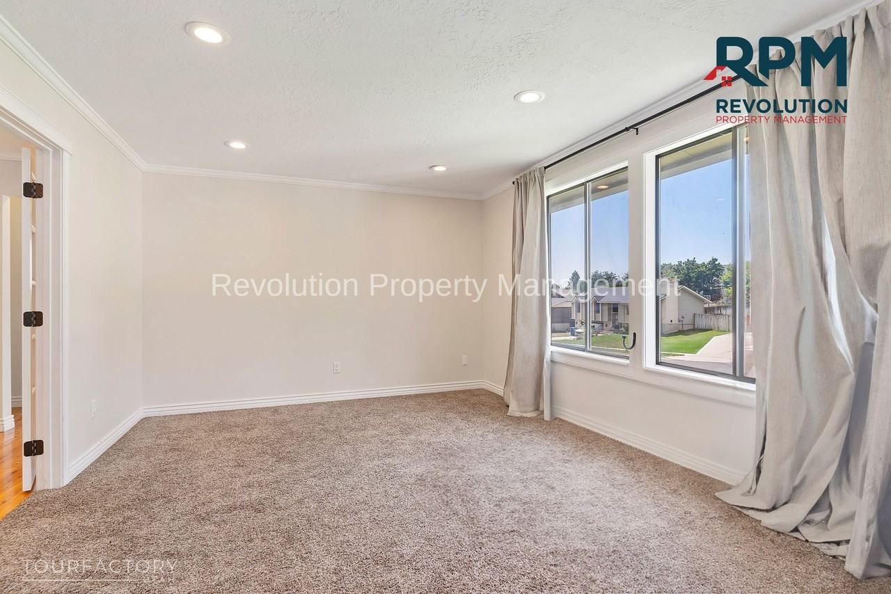 5702 Maplewood Dr - Photo 3 of 25