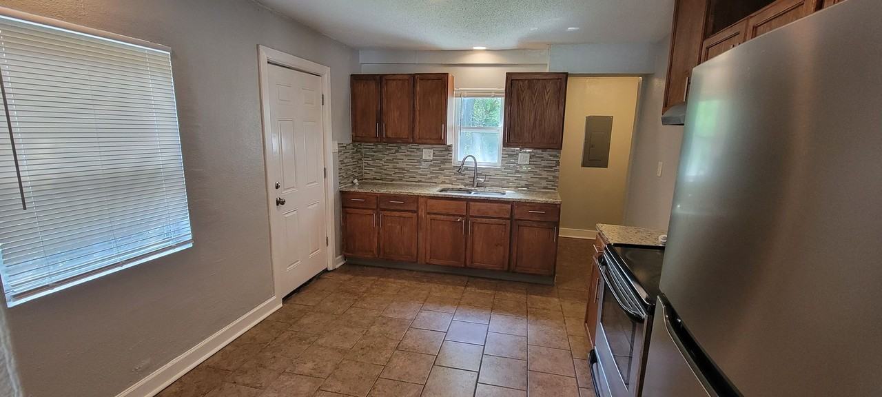 7124 Wayne Ave - Photo 4 of 22