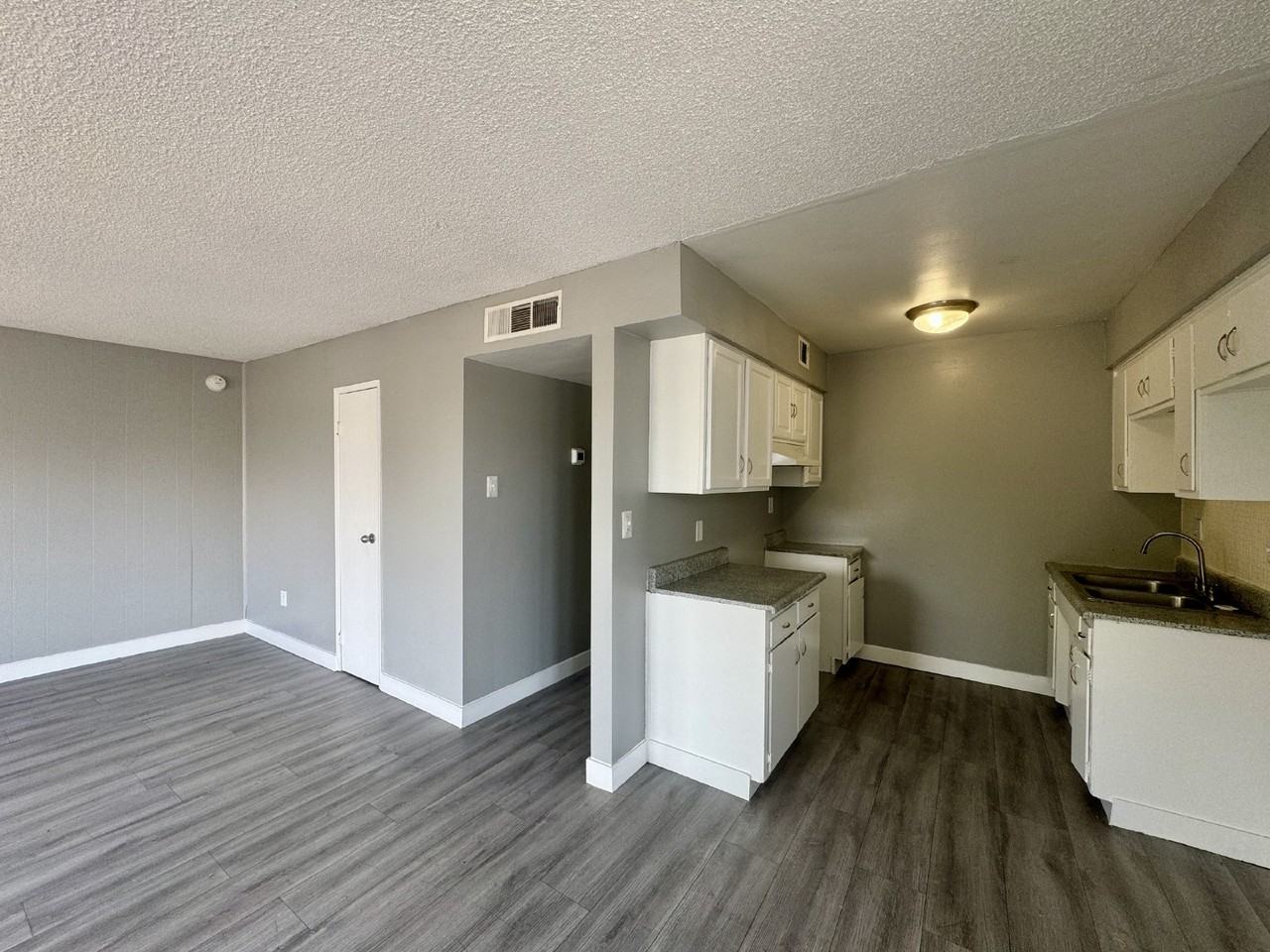 1121 E Desert Inn Rd #5 - Photo 3 of 10