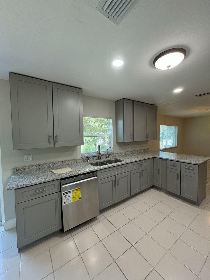 5015 Lee Blvd - Photo 6 of 35