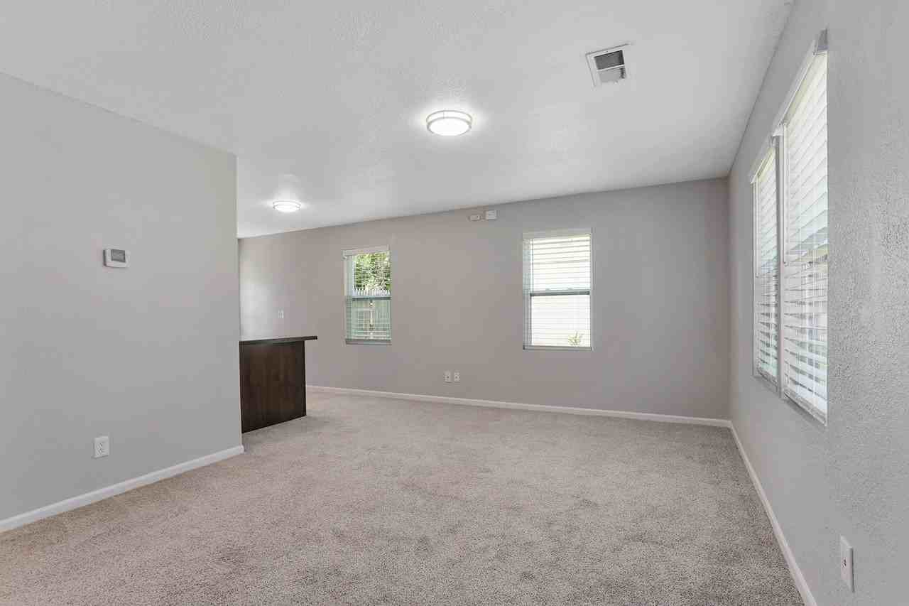 921 S Honeysuckle Dr - Photo 3 of 17