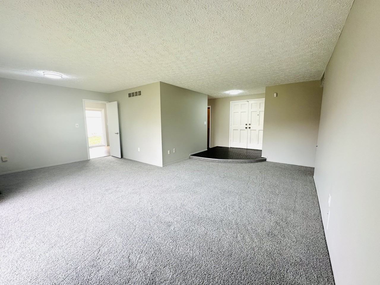 537 Randall Dr - Photo 2 of 18