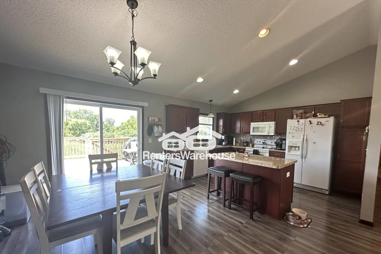 18980 Quincy St Nw - Photo 3 of 22