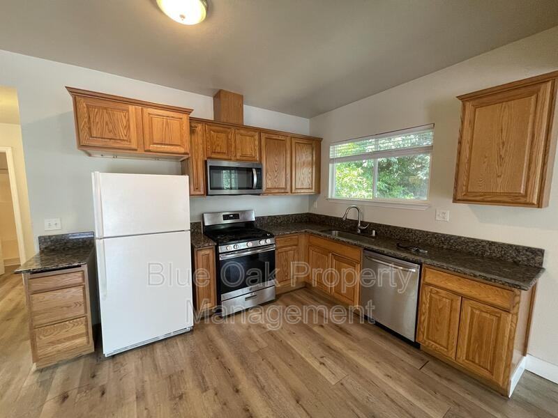 330 Oak St #1 - Photo 3 of 10